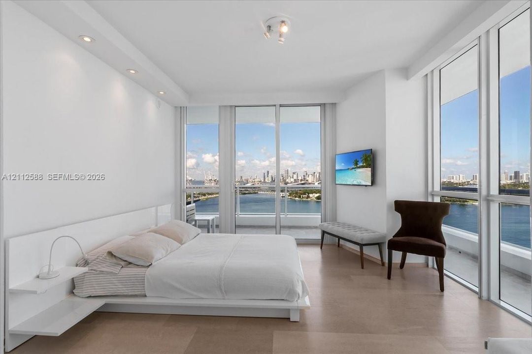 For Sale: $1,535,000 (2 beds, 2 baths, 1058 Square Feet)