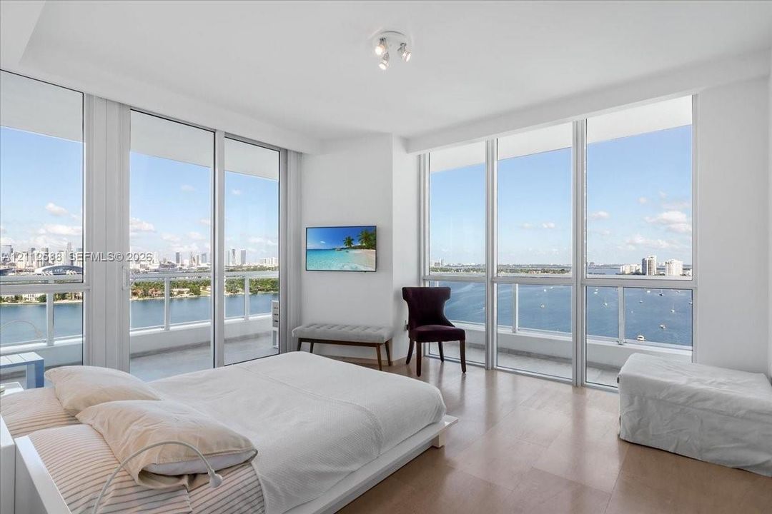 For Sale: $1,535,000 (2 beds, 2 baths, 1058 Square Feet)