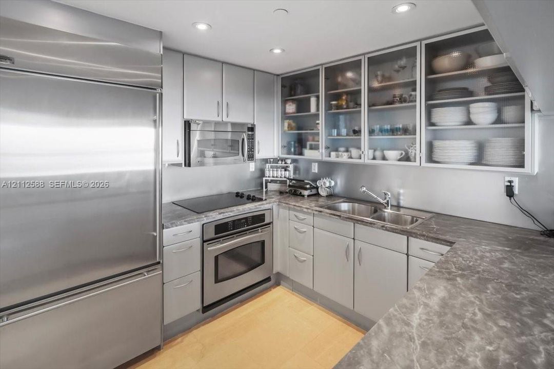 For Sale: $1,535,000 (2 beds, 2 baths, 1058 Square Feet)
