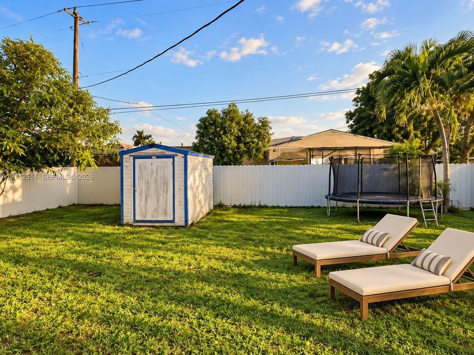 For Rent: $3,200 (3 beds, 2 baths, 920 Square Feet)