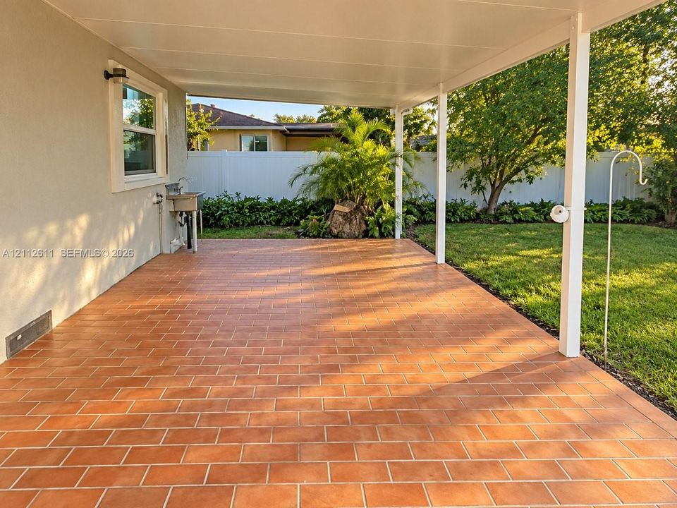 For Rent: $3,200 (3 beds, 2 baths, 920 Square Feet)