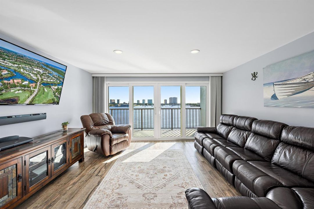 3040 Lake Shore Dr unit 903-7