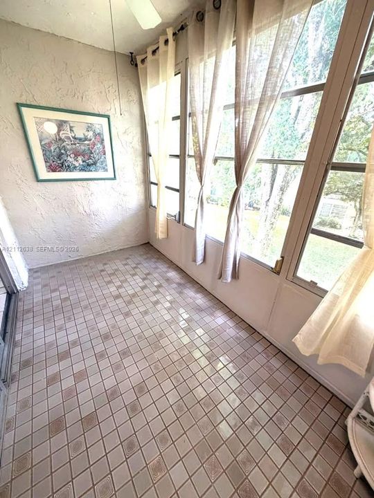 For Rent: $1,250 (1 beds, 1 baths, 700 Square Feet)