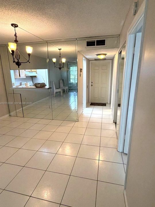 For Rent: $1,250 (1 beds, 1 baths, 700 Square Feet)