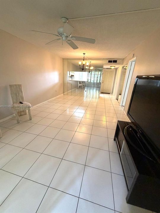 For Rent: $1,250 (1 beds, 1 baths, 700 Square Feet)