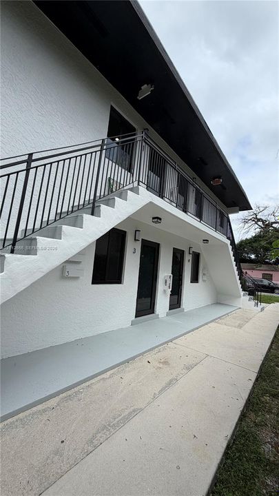 For Rent: $2,975 (2 beds, 1 baths, 878 Square Feet)