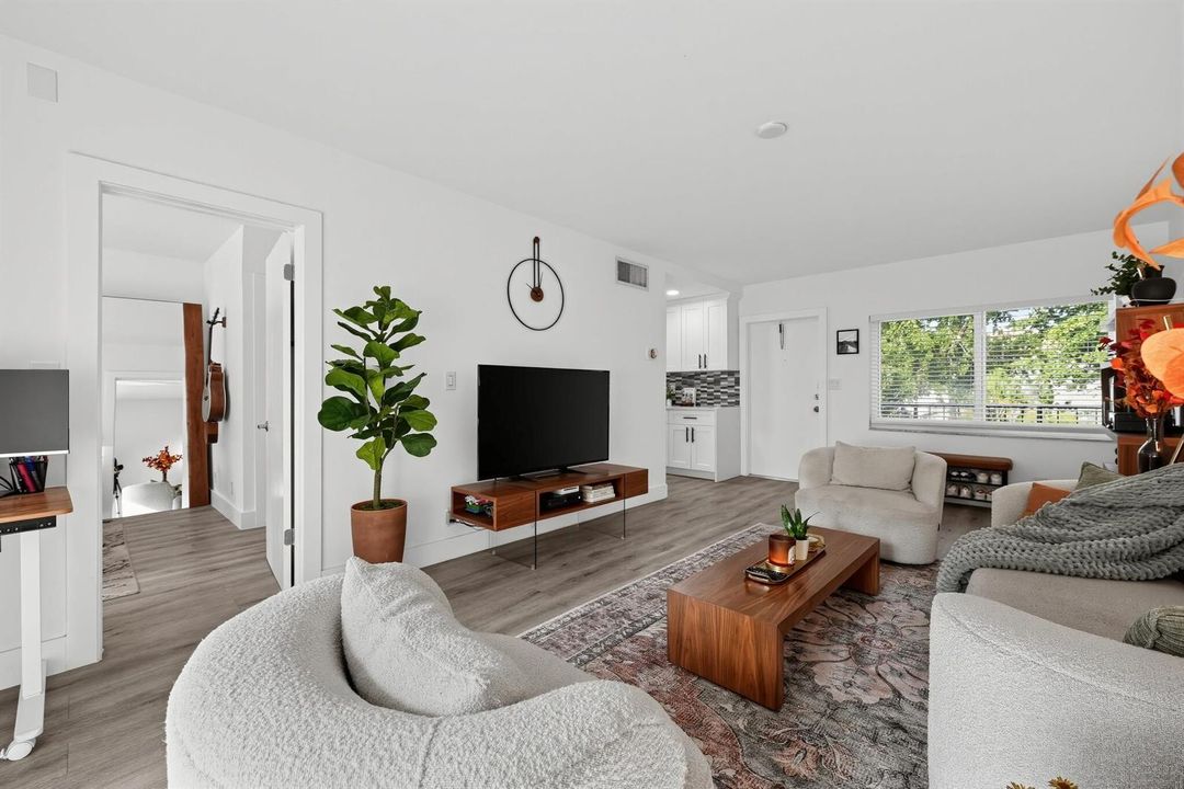 06_2143_N_Ocean_Blvd-Living_room-1523