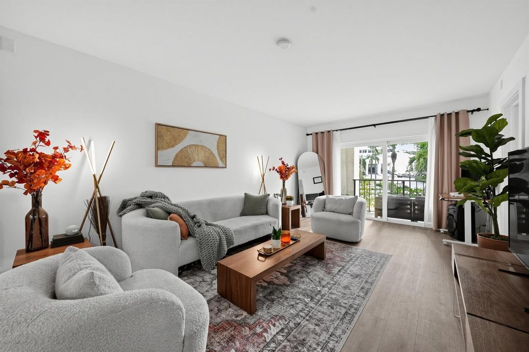 11_2143_N_Ocean_Blvd-Living_room-1513