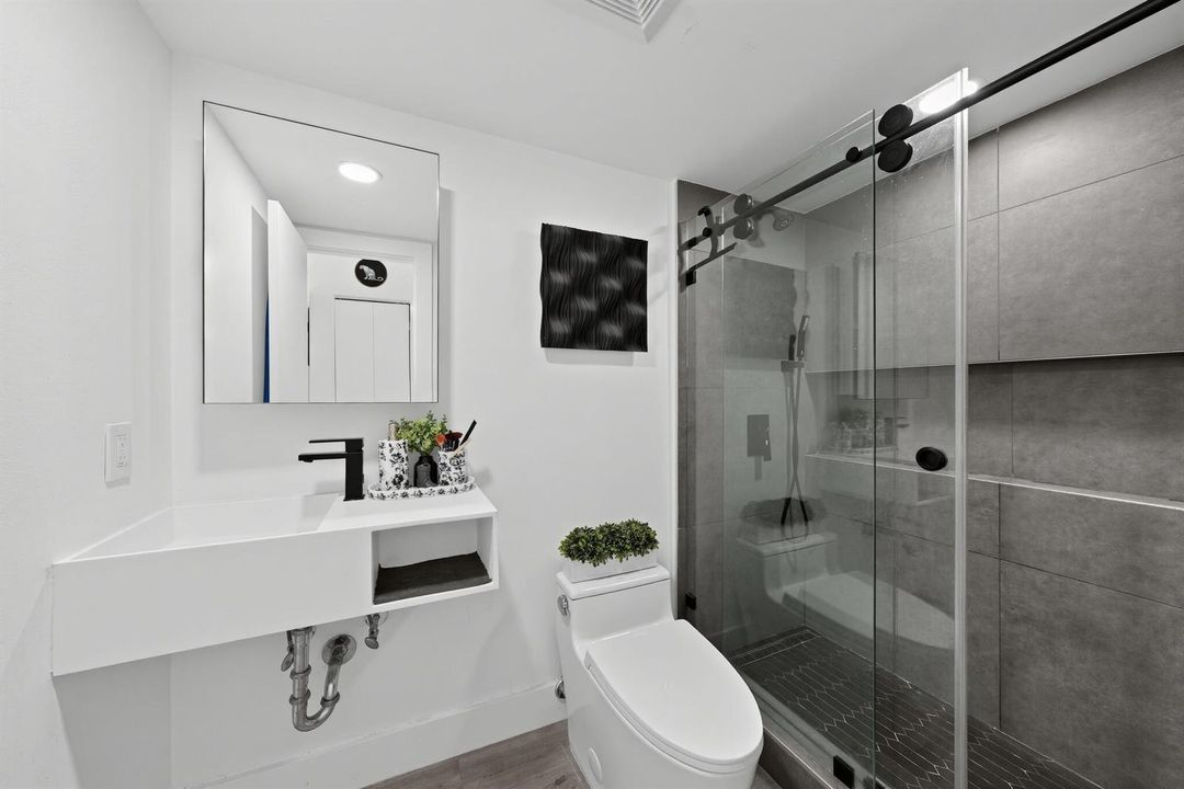 18_2143_N_Ocean_Blvd-Bathroom-1531