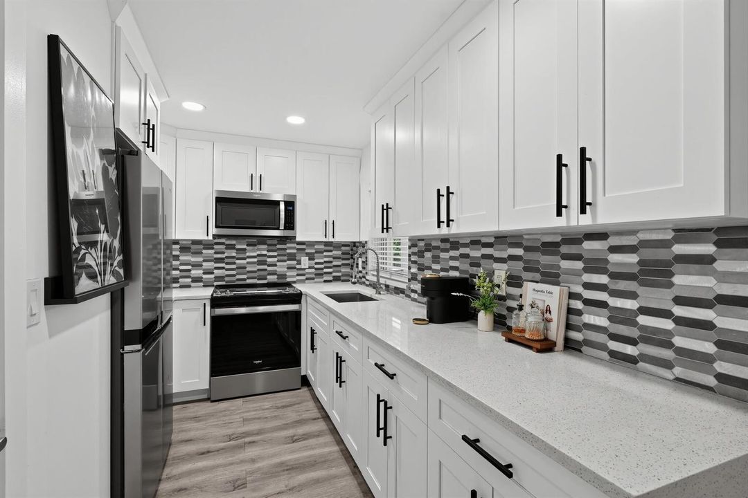 14_2143_N_Ocean_Blvd-Kitchen-1516