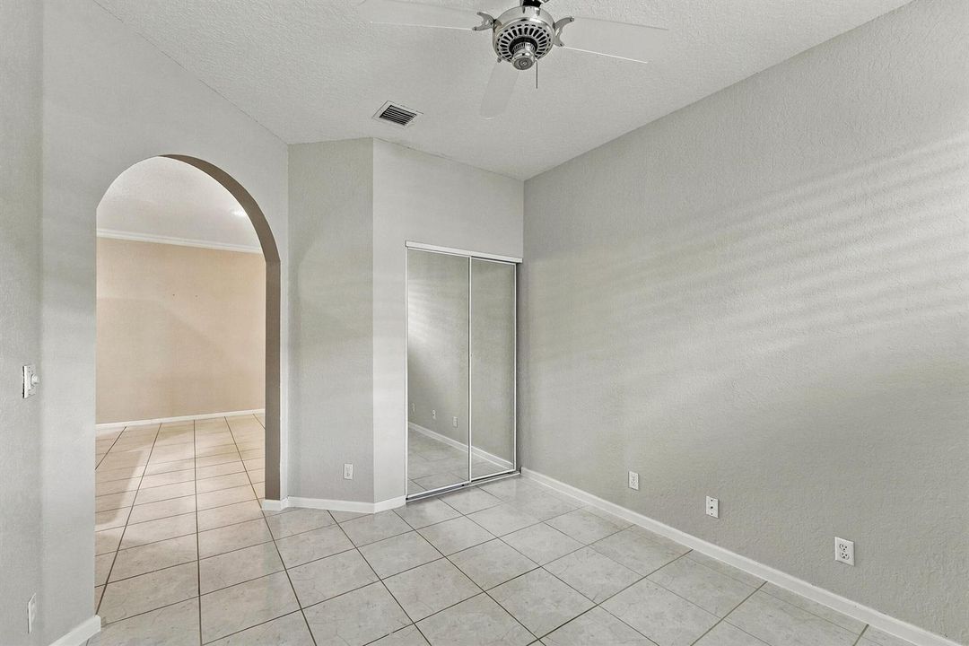 3rd Bedroom / Den
