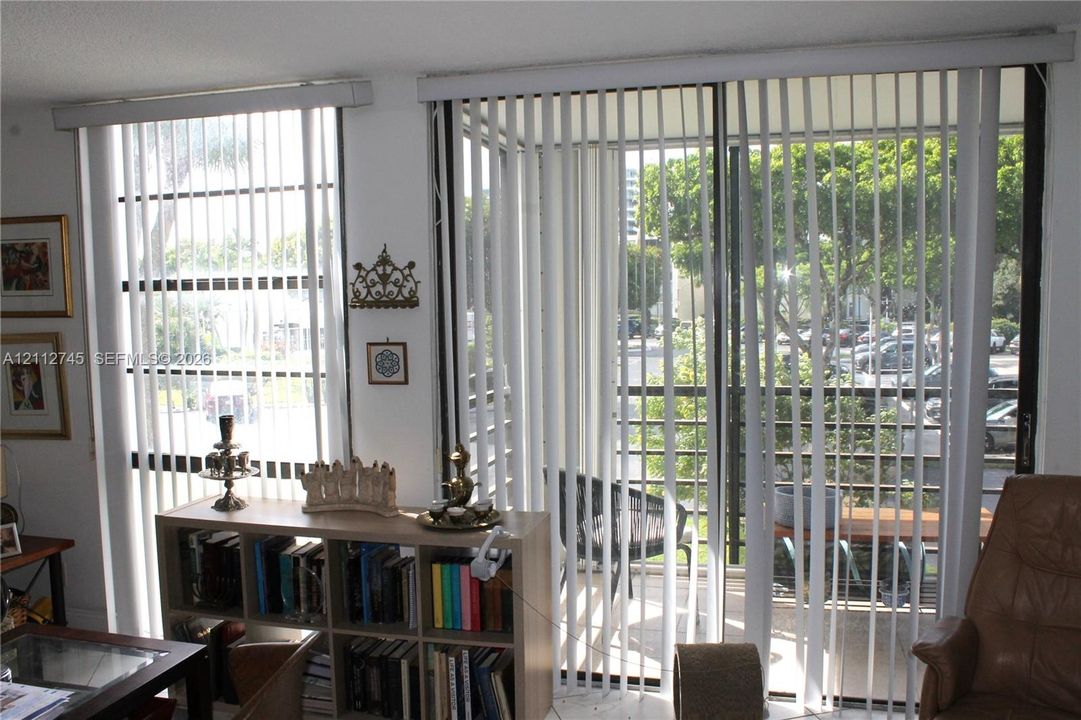 For Sale: $270,000 (2 beds, 2 baths, 1083 Square Feet)