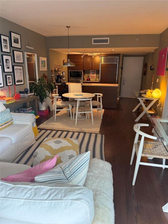 For Sale: $599,000 (1 beds, 1 baths, 816 Square Feet)