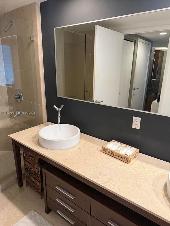 For Sale: $599,000 (1 beds, 1 baths, 816 Square Feet)
