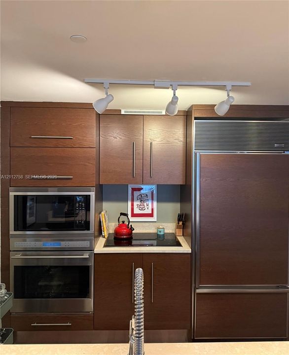 For Sale: $599,000 (1 beds, 1 baths, 816 Square Feet)