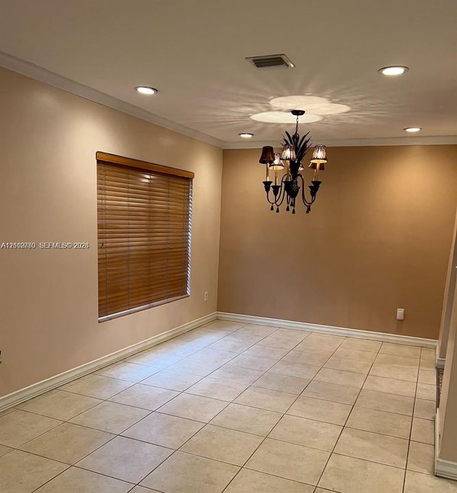 出租: $4,000 (4 贝兹, 2 浴室, 2405 平方英尺)