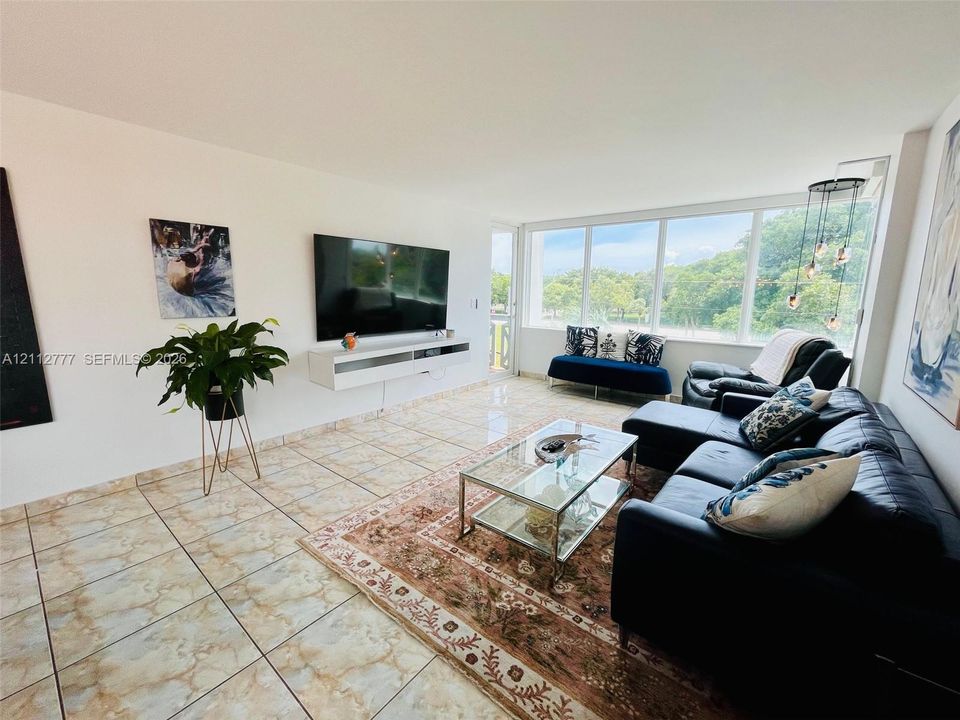 For Rent: $3,000 (2 beds, 2 baths, 1135 Square Feet)