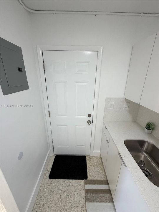 For Rent: $2,200 (2 beds, 1 baths, 832 Square Feet)