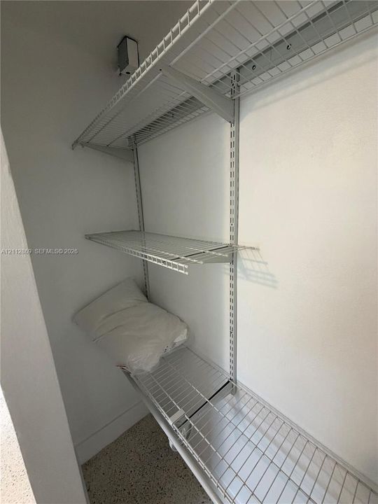 For Rent: $2,200 (2 beds, 1 baths, 832 Square Feet)
