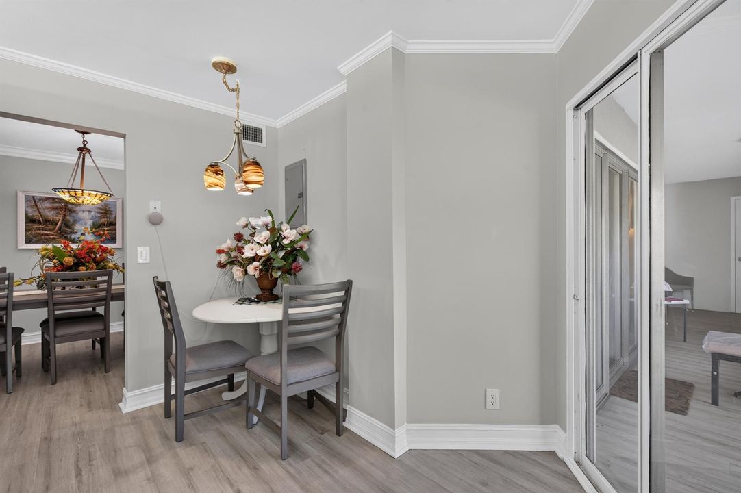eat-in-kitchen