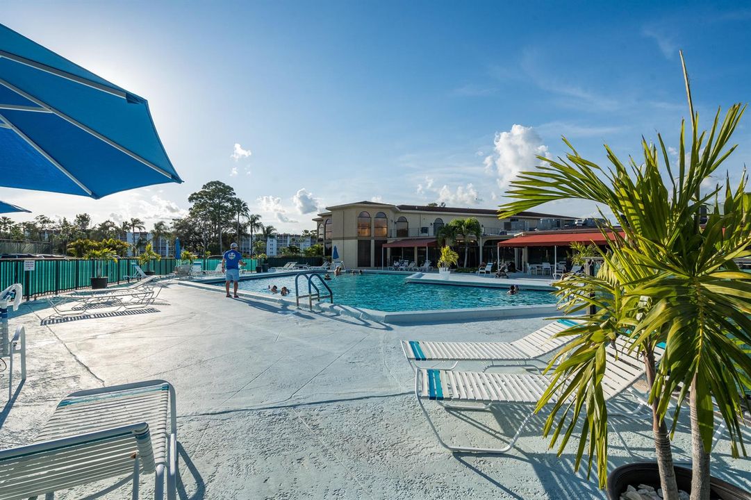 Community poolResto on site
