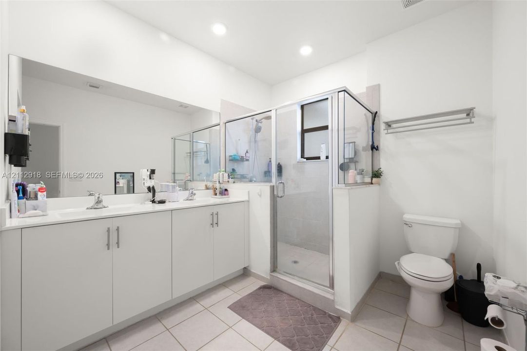 Primary Dual-sink vanity bath