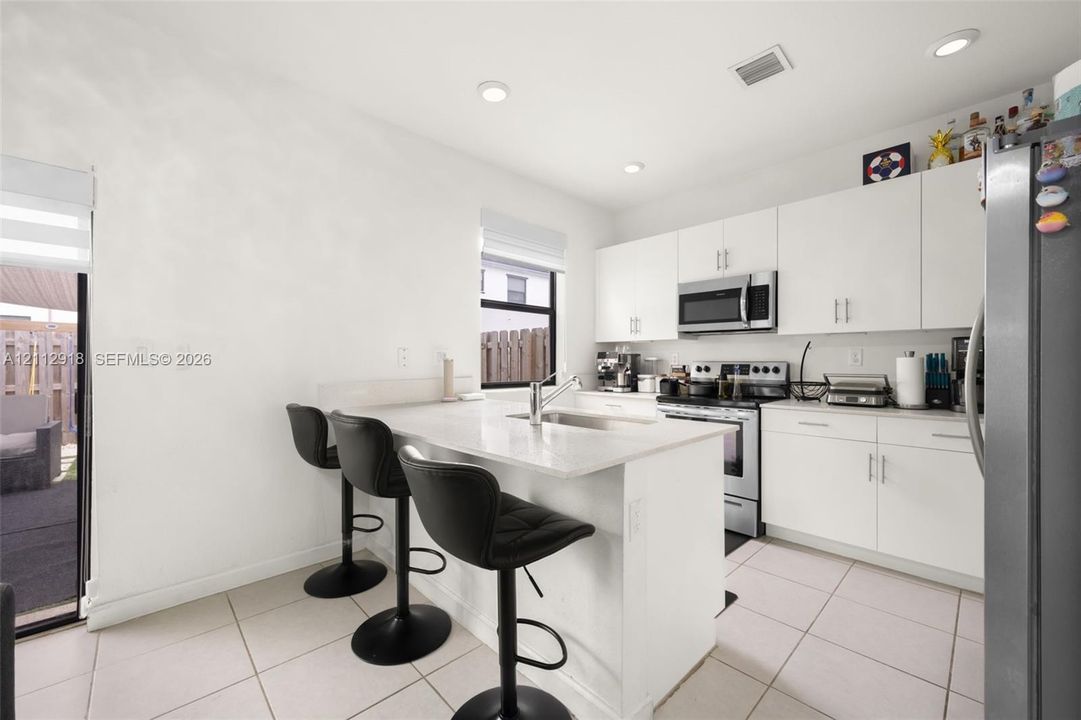 En Venta: $410,000 (3 camas, 2 baños, 1331 Pies cuadrados)