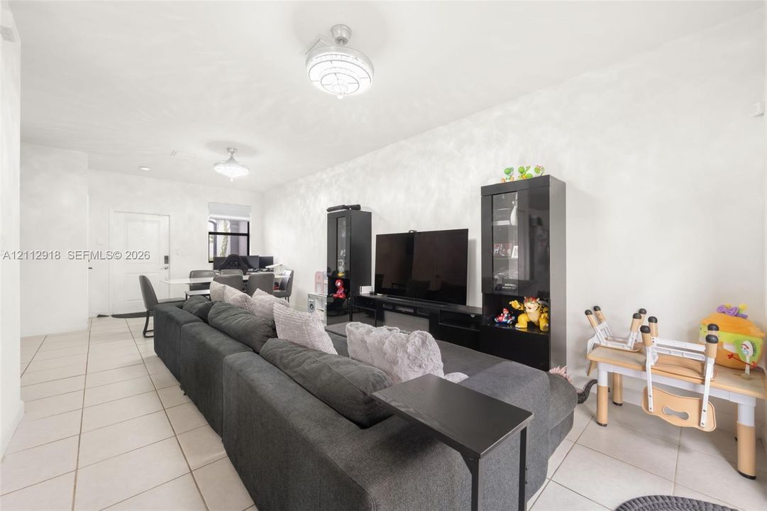 En Venta: $410,000 (3 camas, 2 baños, 1331 Pies cuadrados)