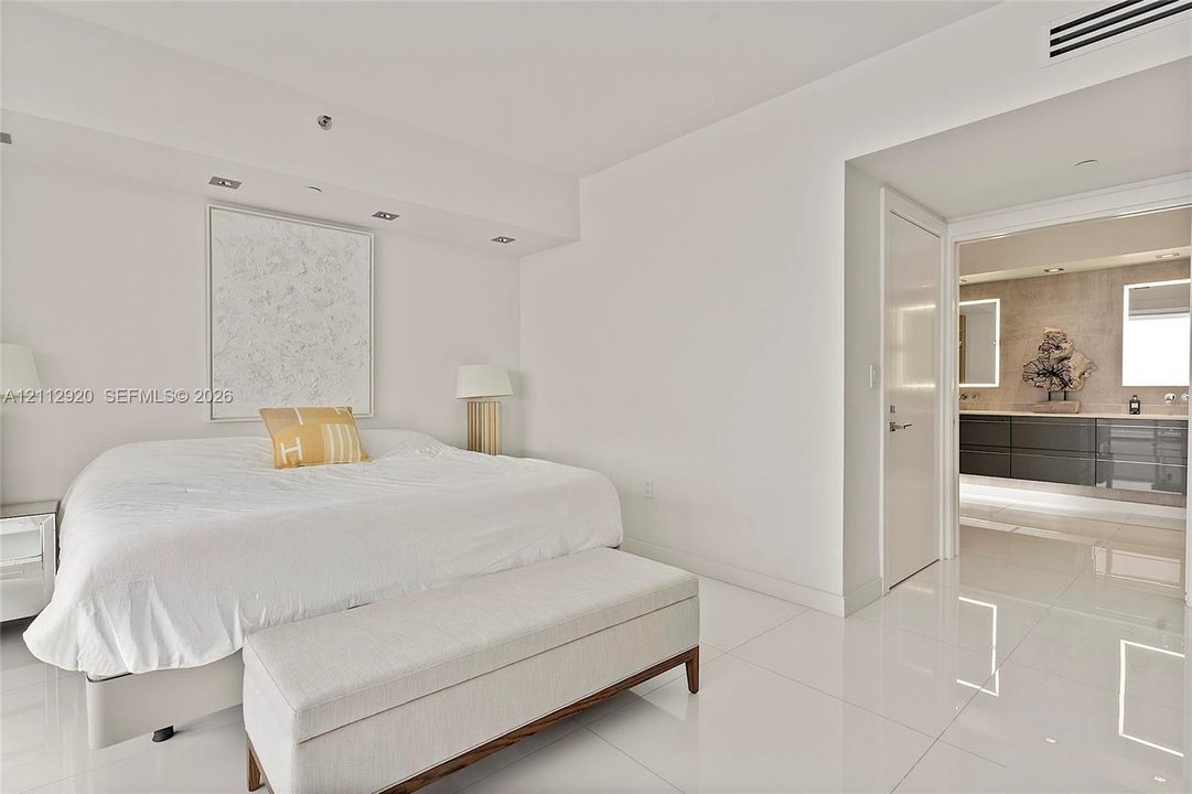 For Sale: $2,600,000 (2 beds, 2 baths, 1425 Square Feet)