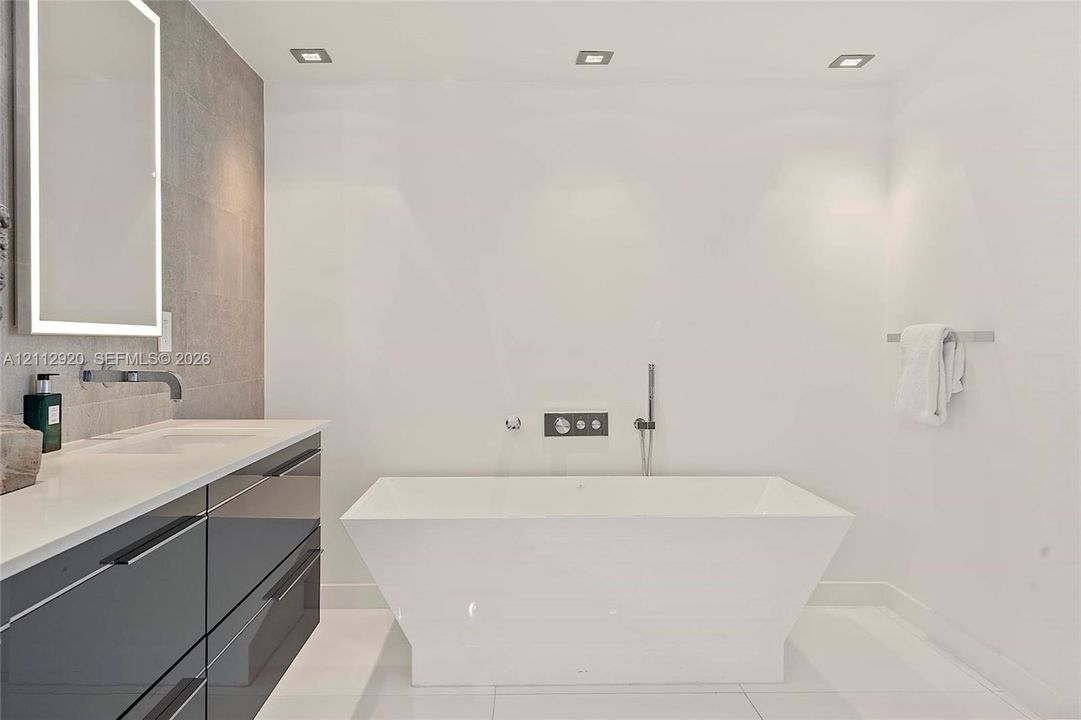 For Sale: $2,600,000 (2 beds, 2 baths, 1425 Square Feet)
