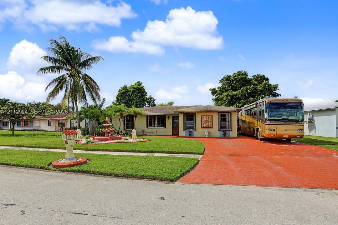 En Venta: $595,000 (4 camas, 3 baños, 2505 Pies cuadrados)