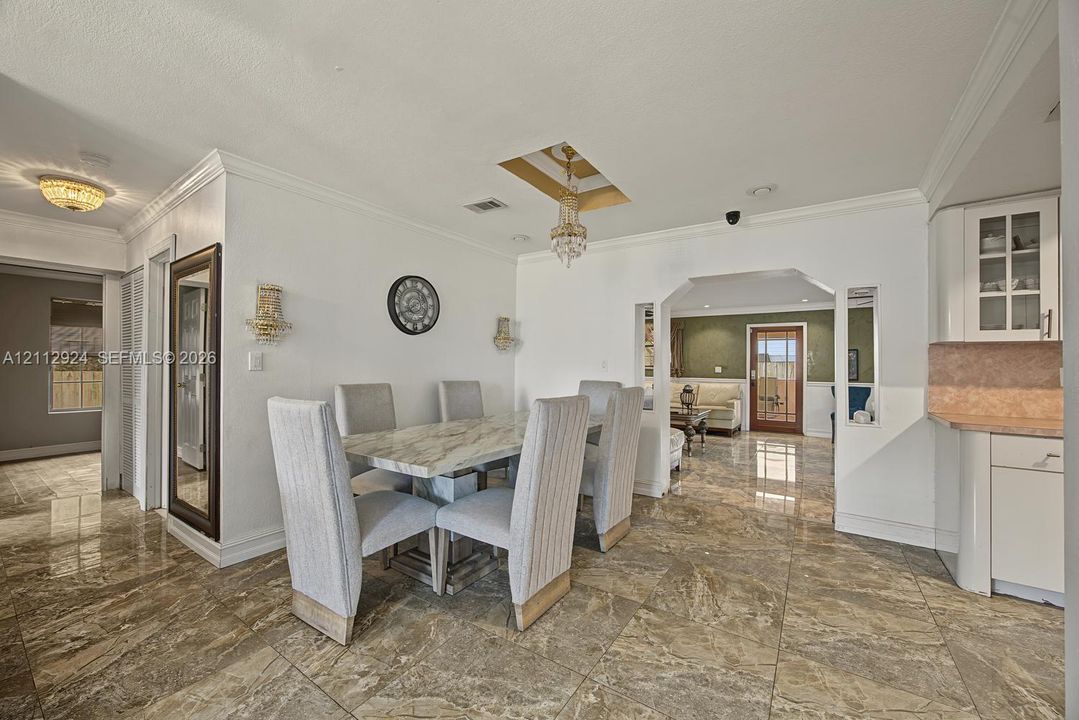 En Venta: $595,000 (4 camas, 3 baños, 2505 Pies cuadrados)