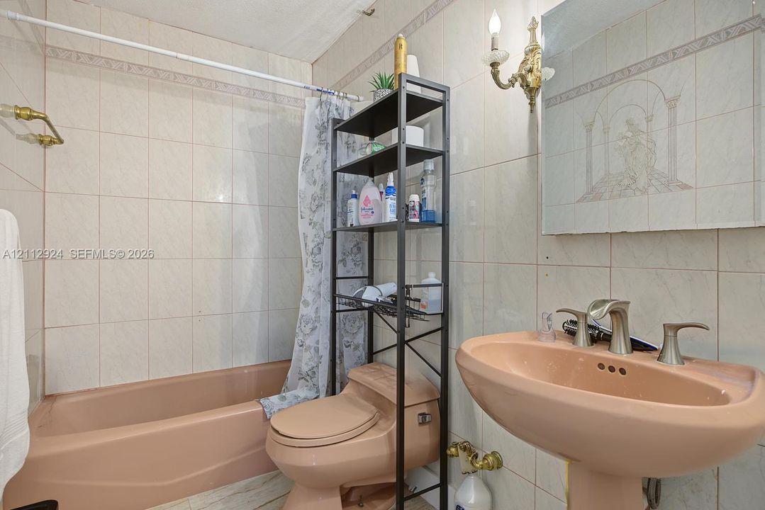 En Venta: $595,000 (4 camas, 3 baños, 2505 Pies cuadrados)