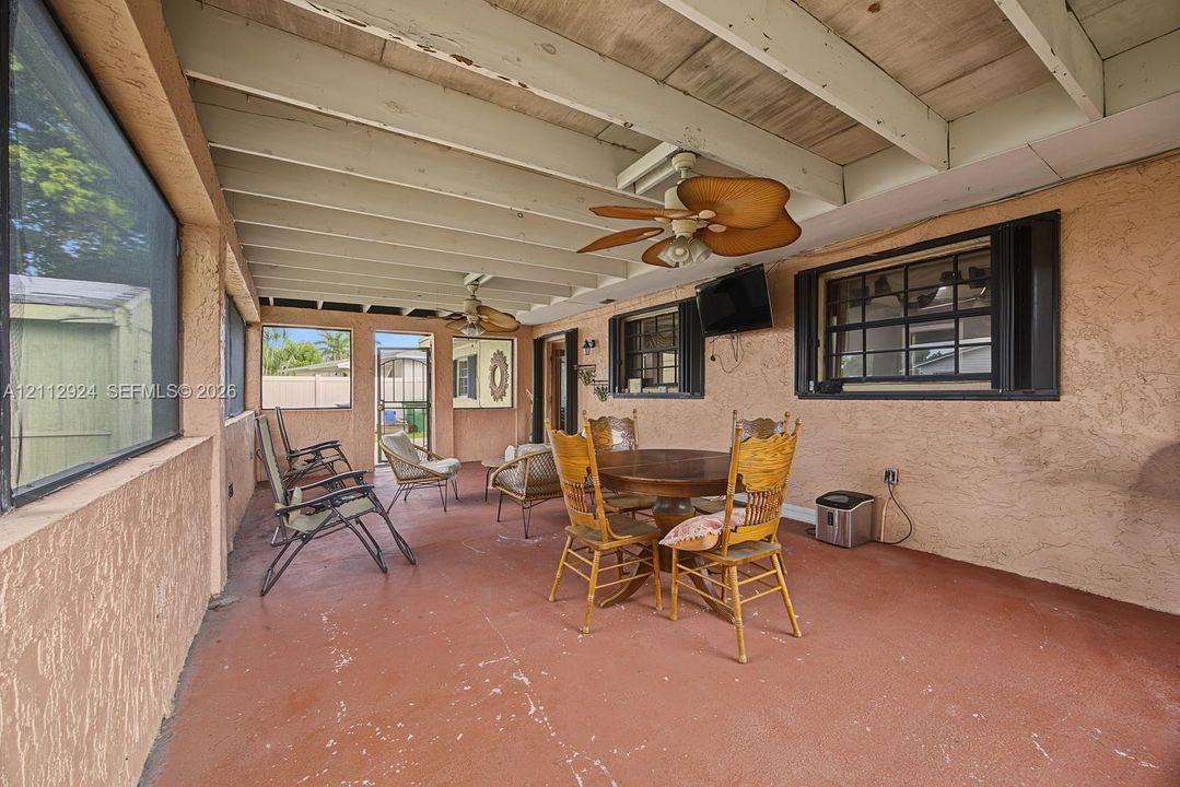 En Venta: $595,000 (4 camas, 3 baños, 2505 Pies cuadrados)