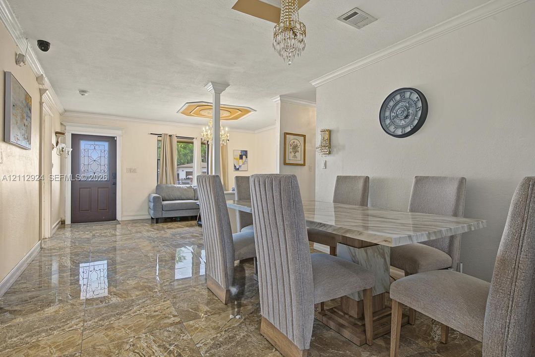En Venta: $595,000 (4 camas, 3 baños, 2505 Pies cuadrados)