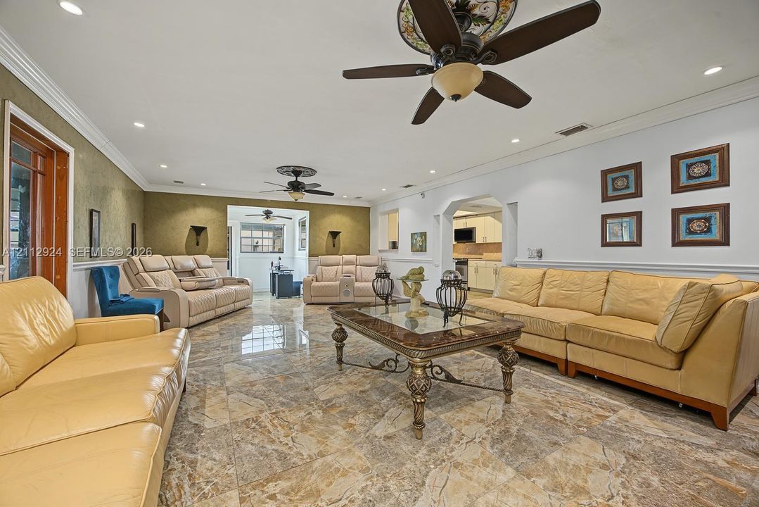 En Venta: $595,000 (4 camas, 3 baños, 2505 Pies cuadrados)