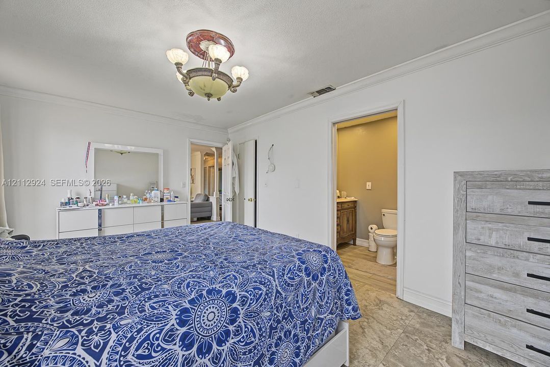 En Venta: $595,000 (4 camas, 3 baños, 2505 Pies cuadrados)