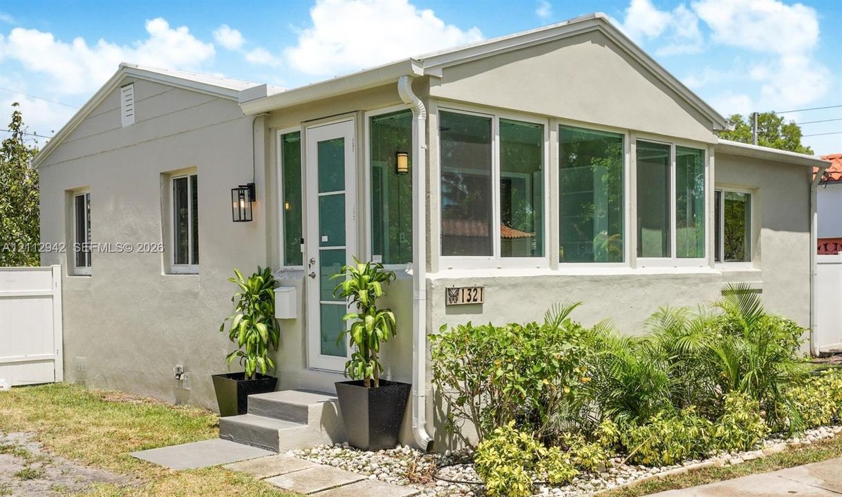 На продажу: $460,000 (2 спален, 1 ванн, 922 Квадратных фут)