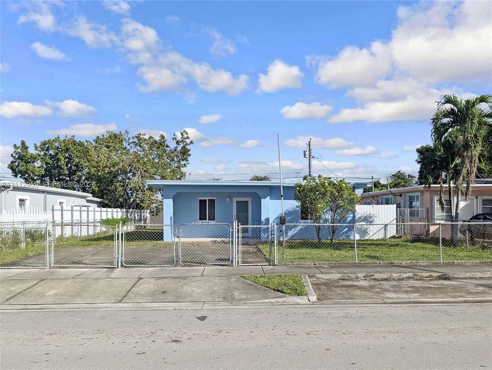 For Rent: $3,400 (3 beds, 2 baths, 1273 Square Feet)