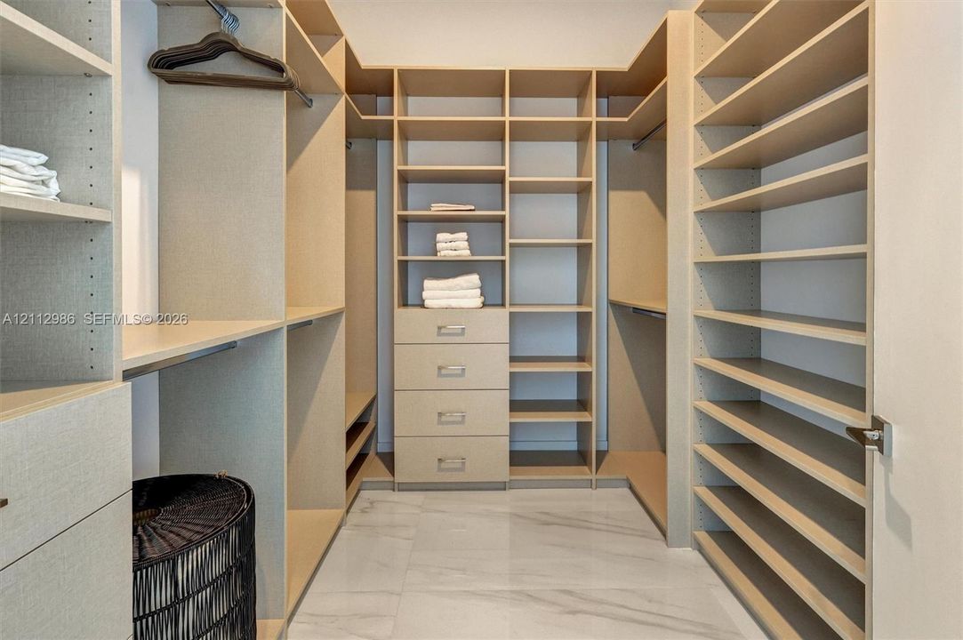 В аренду: $12,500 (2 спален, 2 ванн, 2261 Квадратных фут)