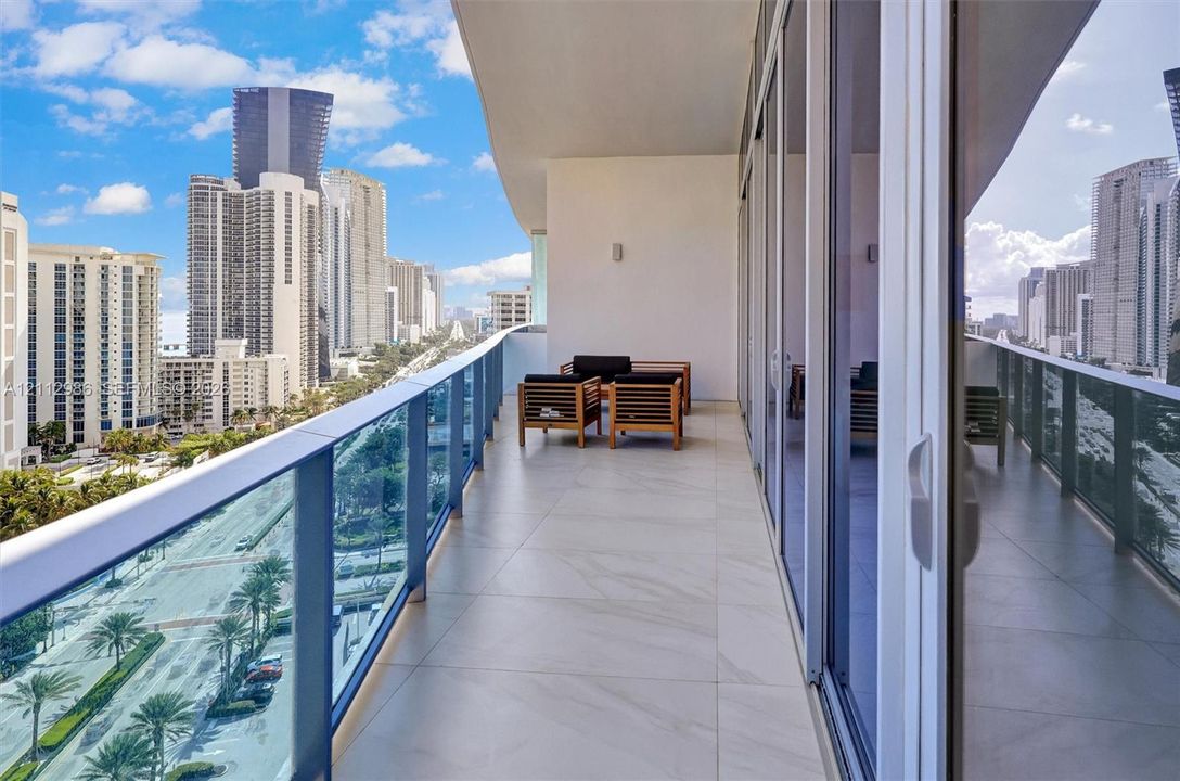 В аренду: $12,500 (2 спален, 2 ванн, 2261 Квадратных фут)
