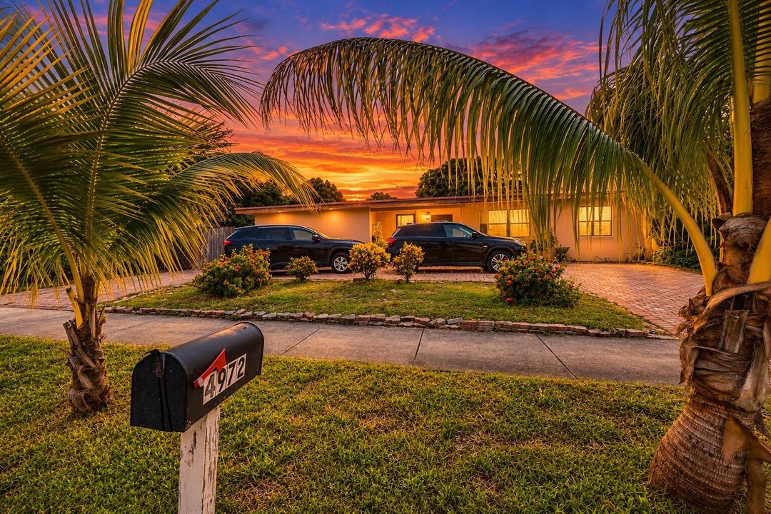 Tropical Twilight Home with Mailbox 4972