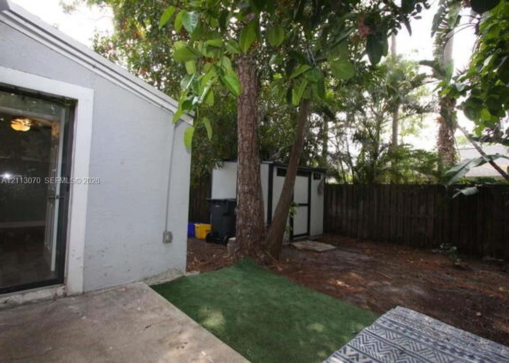 For Rent: $2,700 (3 beds, 2 baths, 4664 Square Feet)