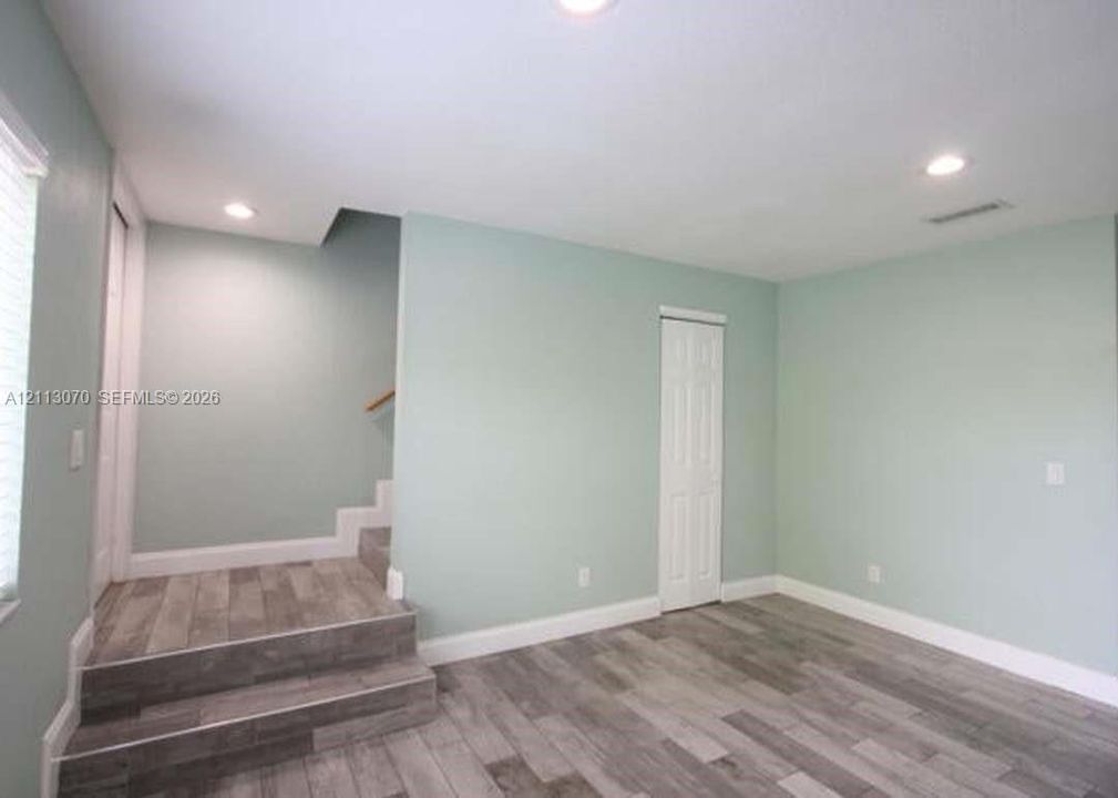 For Rent: $2,700 (3 beds, 2 baths, 4664 Square Feet)