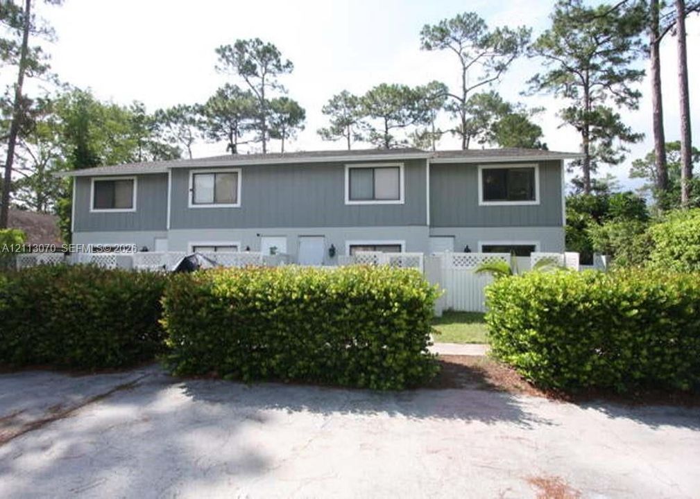 For Rent: $2,700 (3 beds, 2 baths, 4664 Square Feet)