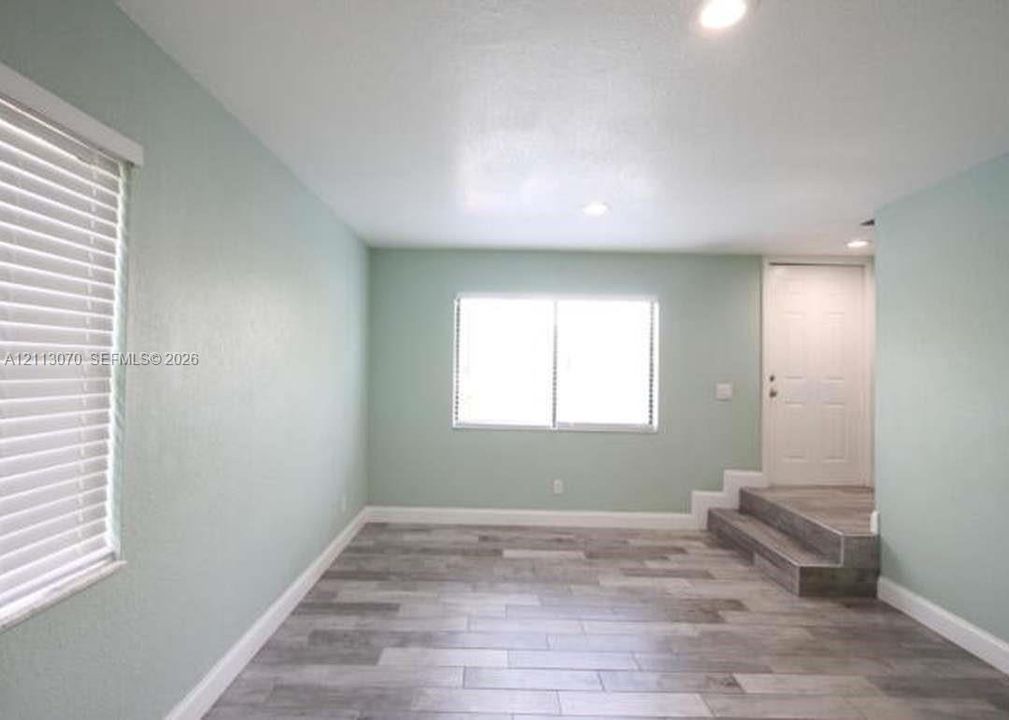 For Rent: $2,700 (3 beds, 2 baths, 4664 Square Feet)