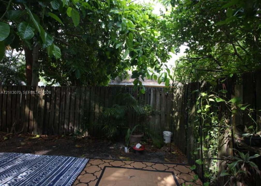 For Rent: $2,700 (3 beds, 2 baths, 4664 Square Feet)