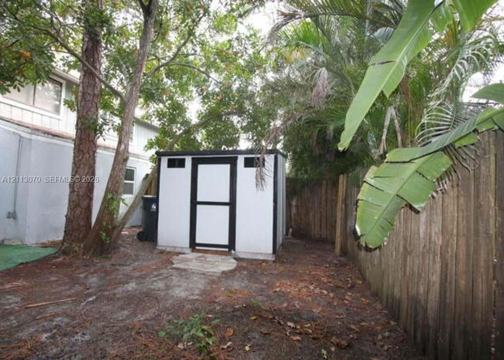 For Rent: $2,700 (3 beds, 2 baths, 4664 Square Feet)