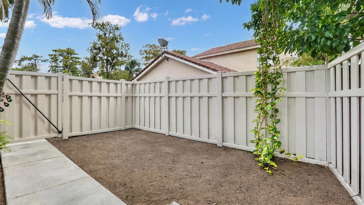 08-backyard-DSC03971