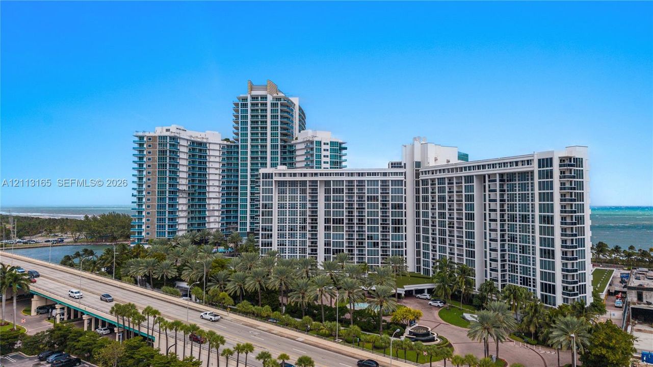 For Sale: $685,000 (1 beds, 1 baths, 896 Square Feet)